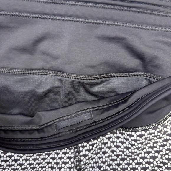Lululemon Womens Shorts 10 Black White Real Quick Stretch Workout Gym Active - Picture 4 of 12